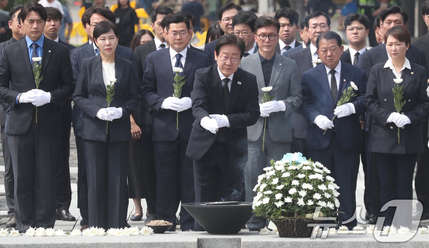 이재명 더불어민주당 대표가 8일 오전 경남 김해시 진영읍 봉하마을을 찾아 고 노무현 전 대통령 묘역을 참배하고 있다. 2024.9.8/뉴스1 ⓒ News1 윤일지 기자