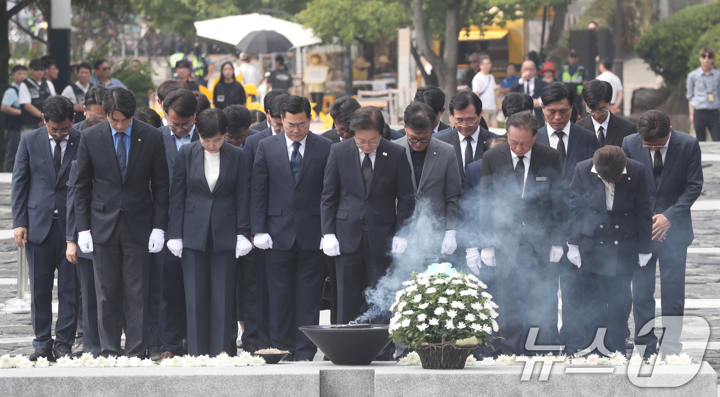 (김해=뉴스1) 윤일지 기자 = 이재명 더불어민주당 대표가 8일 오전 경남 김해시 진영읍 봉하마을을 찾아 고 노무현 전 대통령 묘역을 참배하고 있다. 2024.9.8/뉴스1