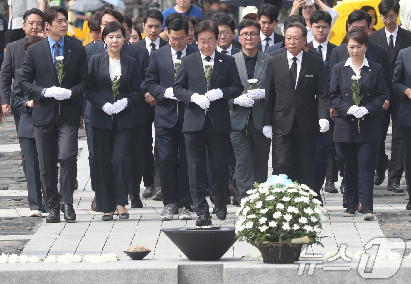 (김해=뉴스1) 윤일지 기자 = 이재명 더불어민주당 대표가 8일 오전 경남 김해시 진영읍 봉하마을을 찾아 고 노무현 전 대통령 묘역을 참배하고 있다. 2024.9.8/뉴스1