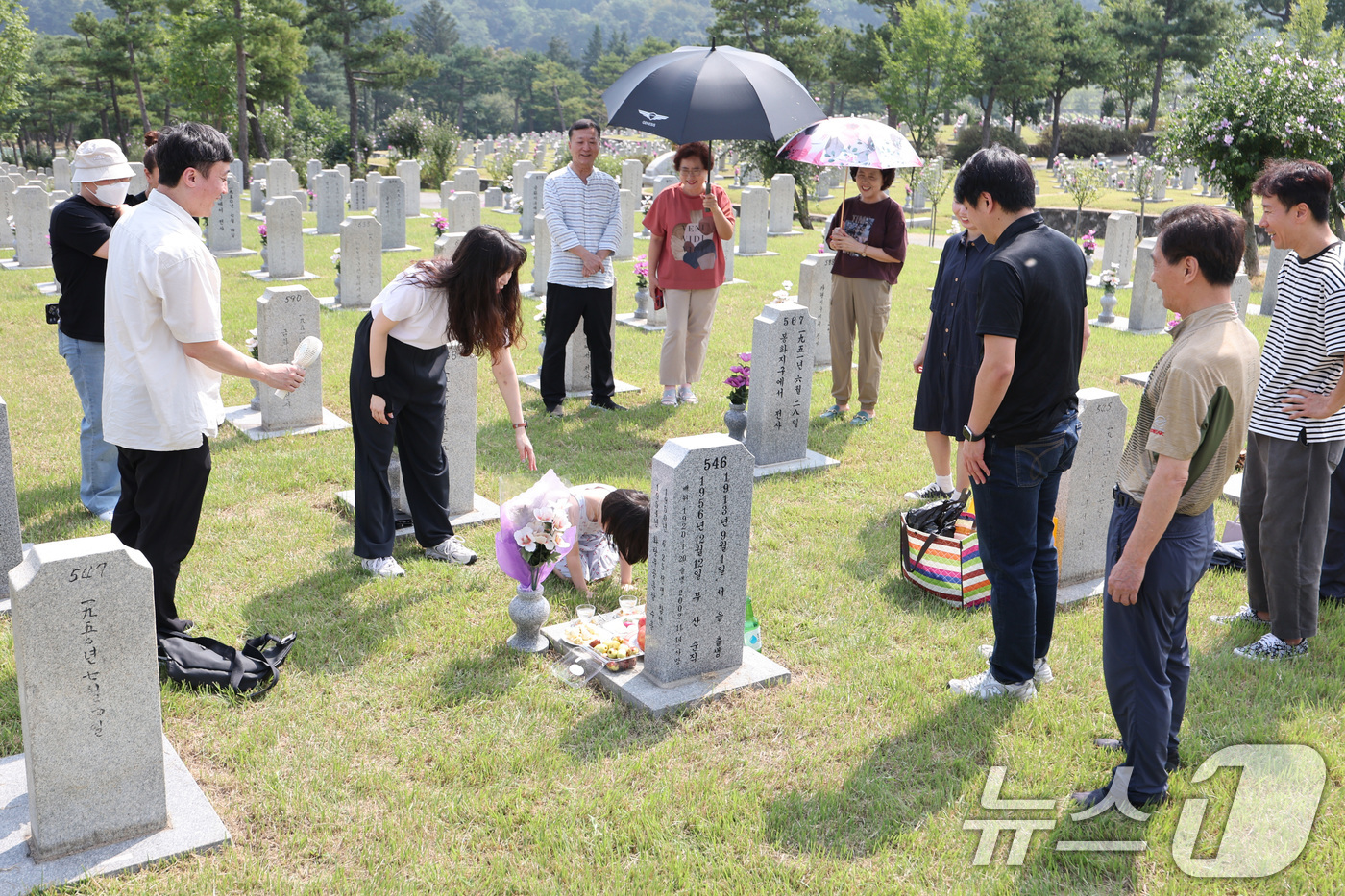 (서울=뉴스1) 신웅수 기자 = 추석을 앞둔 8일 서울 동작구 국립서울현충원을 찾은 참배객들이 이른 성묘를 하고 있다. 2024.9.8/뉴스1