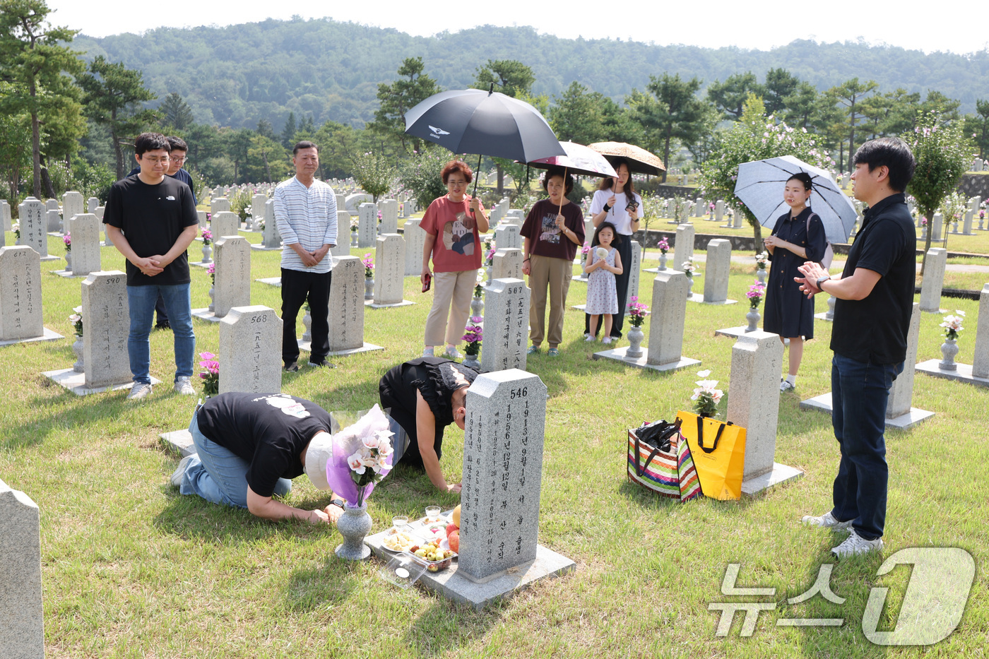 (서울=뉴스1) 신웅수 기자 = 추석을 앞둔 8일 서울 동작구 국립서울현충원을 찾은 참배객들이 이른 성묘를 하고 있다. 2024.9.8/뉴스1