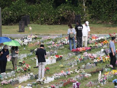 추석 앞두고 벌초·성묘객 행렬…"조상 추모, 가족 평안 빌어요"