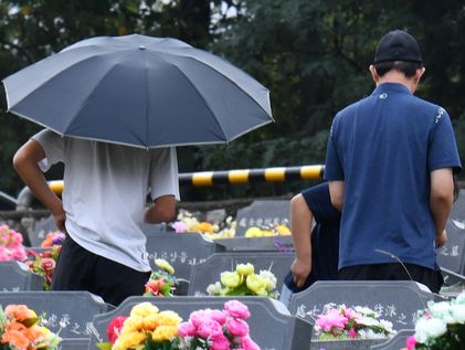 추석 앞두고 벌초·성묘 행렬…폭염 속 전국 관광지 인파(종합)