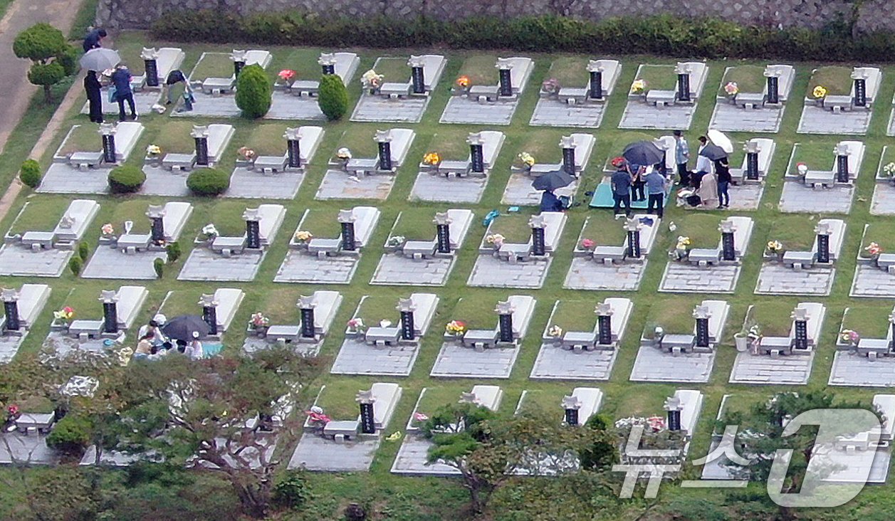 본문 이미지 - 추석 명절을 일주일여 앞둔 8일 인천 부평구 인천가족공원에서 성묘객들이 이른 성묘를 하고 있다. 2024.9.8/뉴스1 ⓒ News1 구윤성 기자