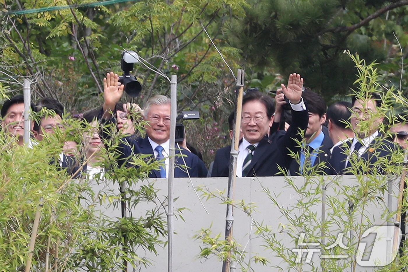 이재명 더불어민주당 대표가 8일 오후 경남 양산시 하북면 평산마을 문재인 전 대통령 사저를 방문해 문 전 대통령과 지지자들에게 손을 들어 인사하고 있다. 2024.9.8/뉴스1 ⓒ News1 윤일지 기자