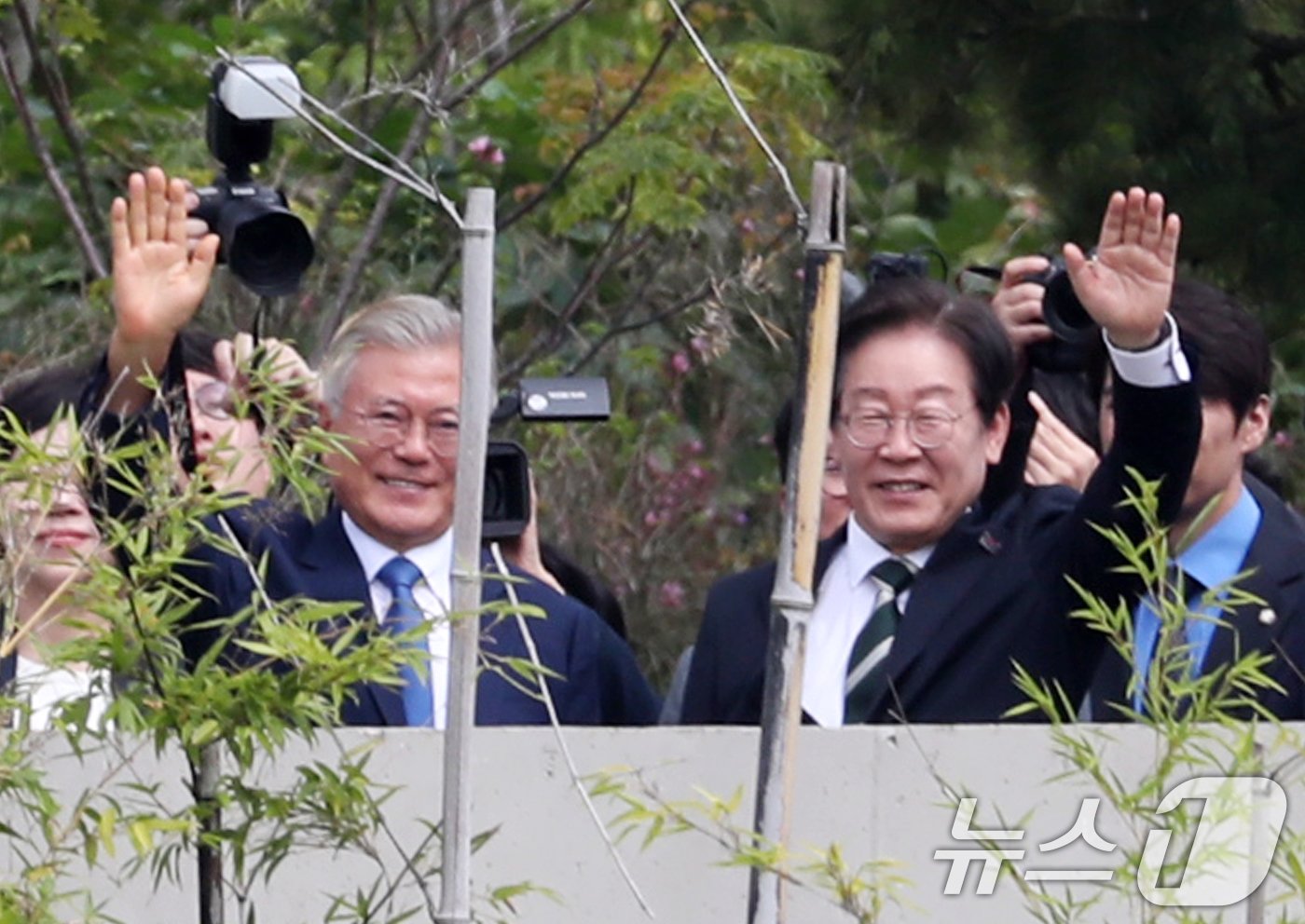 이재명 더불어민주당 대표가 8일 오후 경남 양산시 하북면 평산마을 문재인 전 대통령 사저를 방문해 문 전 대통령과 지지자들에게 손을 들어 인사하고 있다. 2024.9.8/뉴스1 ⓒ News1 윤일지 기자