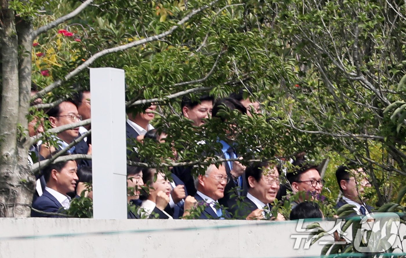 이재명 더불어민주당 대표가 8일 오후 경남 양산시 하북면 평산마을 문재인 전 대통령 사저를 방문해 문 전 대통령, 김정숙 여사 등과 기념촬영을 하고 있다. 2024.9.8/뉴스1 ⓒ News1 윤일지 기자