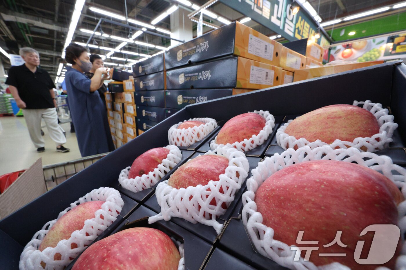 본문 이미지 - 서울 서초구 하나로마트 양재점에서 시민들이 추석 선물세트를 고르고 있다. 2024.9.8/뉴스1 ⓒ News1 신웅수 기자