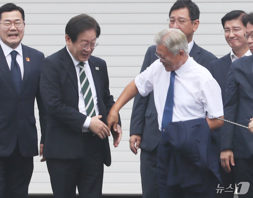 본문 이미지 - 문재인 전 대통령이 8일 오후 경남 양산시 하북면 평산마을 사저 앞에서 이재명 더불어민주당 대표의 손을 잡고 있다. 2024.9.8/뉴스1 ⓒ News1 윤일지 기자