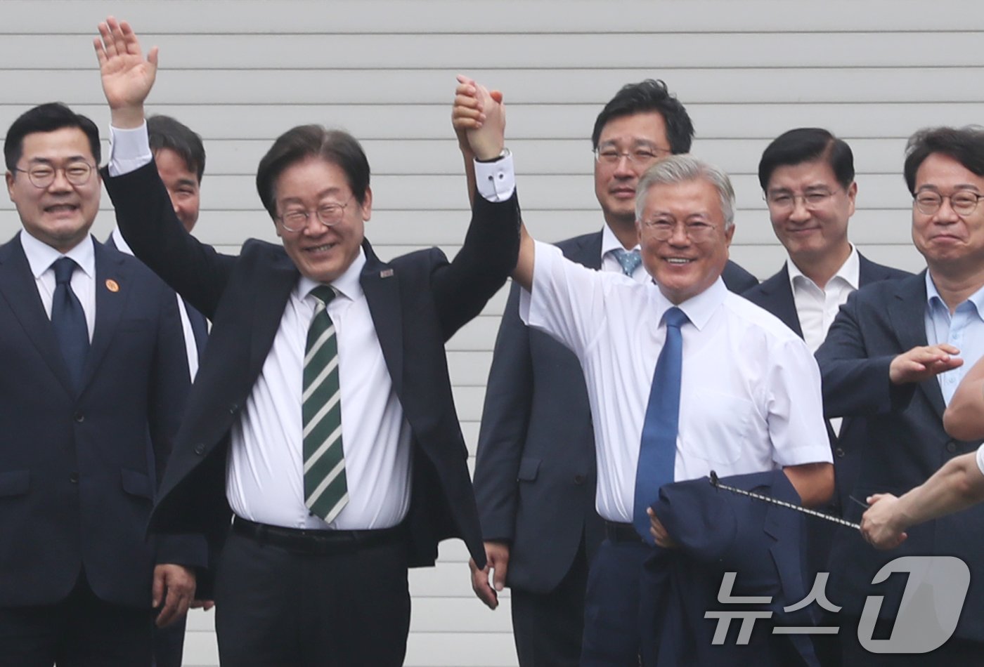 본문 이미지 - 이재명 더불어민주당 대표가 8일 오후 경남 양산시 하북면 평산마을 문재인 전 대통령 사저를 예방한 뒤 문 전 대통령과 지지자에게 인사하고 있다. 2024.9.8/뉴스1 ⓒ News1 윤일지 기자