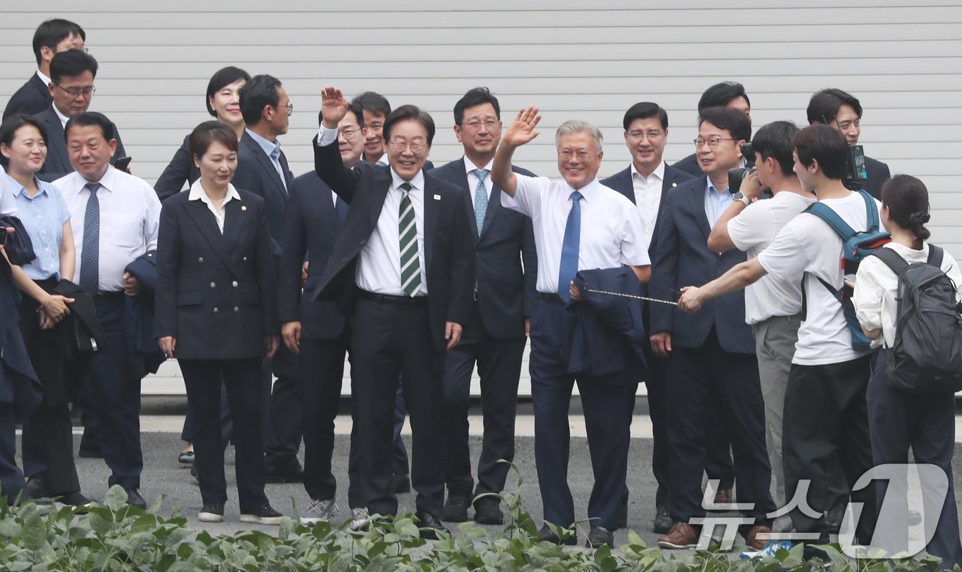 이재명 더불어민주당 대표가 8일 오후 경남 양산시 하북면 평산마을 문재인 전 대통령 사저를 예방한 뒤 문 전 대통령과 지지자들에게 손을 들어 인사하고 있다. 2024.9.8/뉴스1 ⓒ News1 윤일지 기자