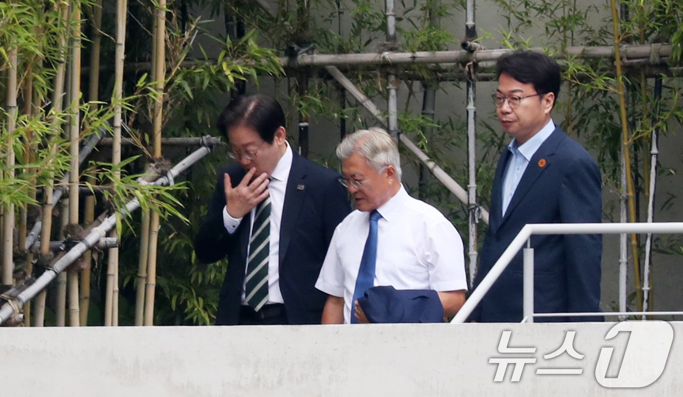 본문 이미지 - 이재명 더불어민주당 대표가 8일 오후 경남 양산시 하북면 평산마을 문재인 전 대통령 사저를 예방한 뒤 문 전 대통령과 사저를 나서며 대화하고 있다. 2024.9.8/뉴스1 ⓒ News1 윤일지 기자