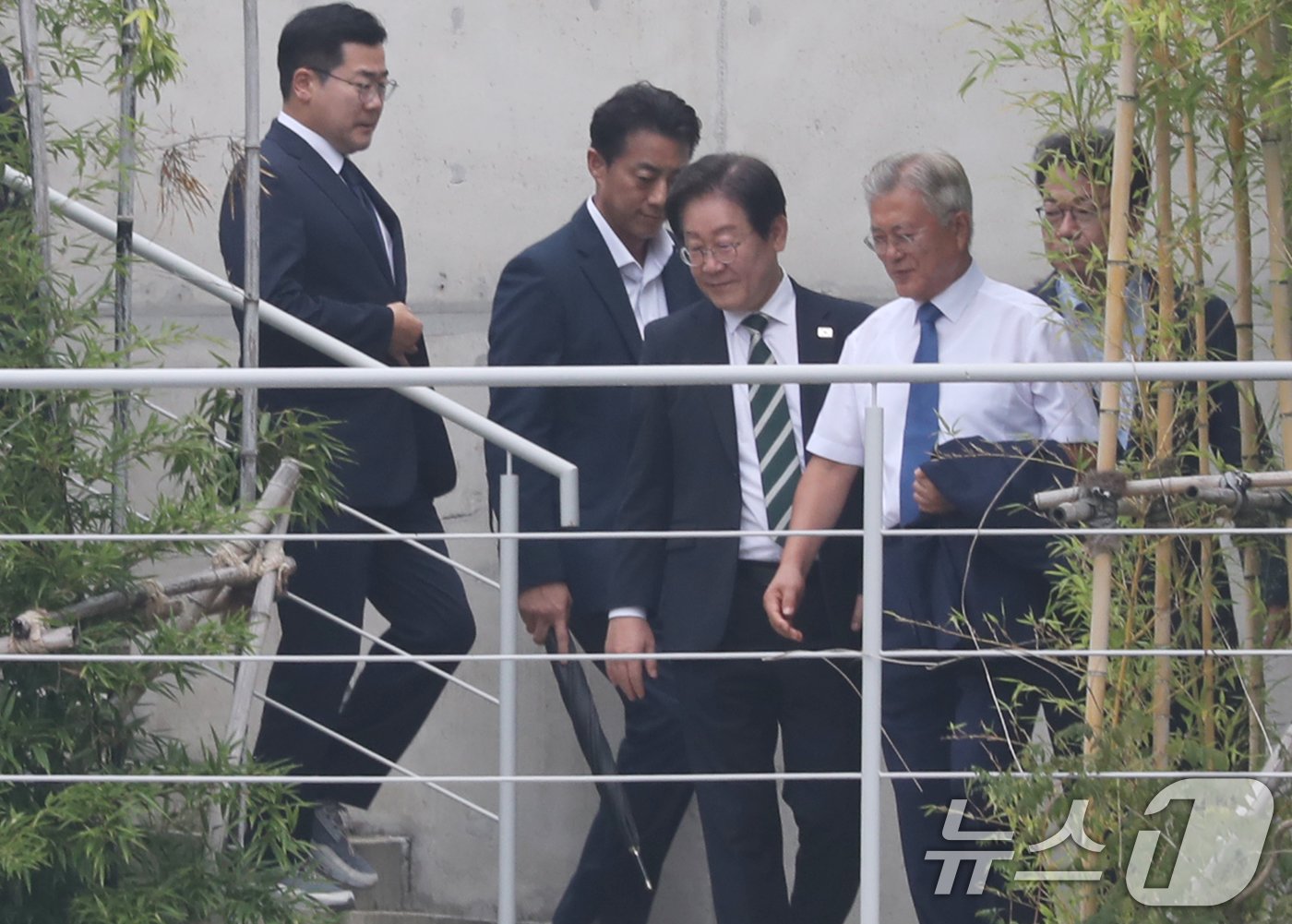 본문 이미지 - 이재명 더불어민주당 대표가 8일 오후 경남 양산시 하북면 평산마을 문재인 전 대통령 사저를 예방한 뒤 문 전 대통령과 사저를 나서며 대화하고 있다. 2024.9.8/뉴스1 ⓒ News1 윤일지 기자