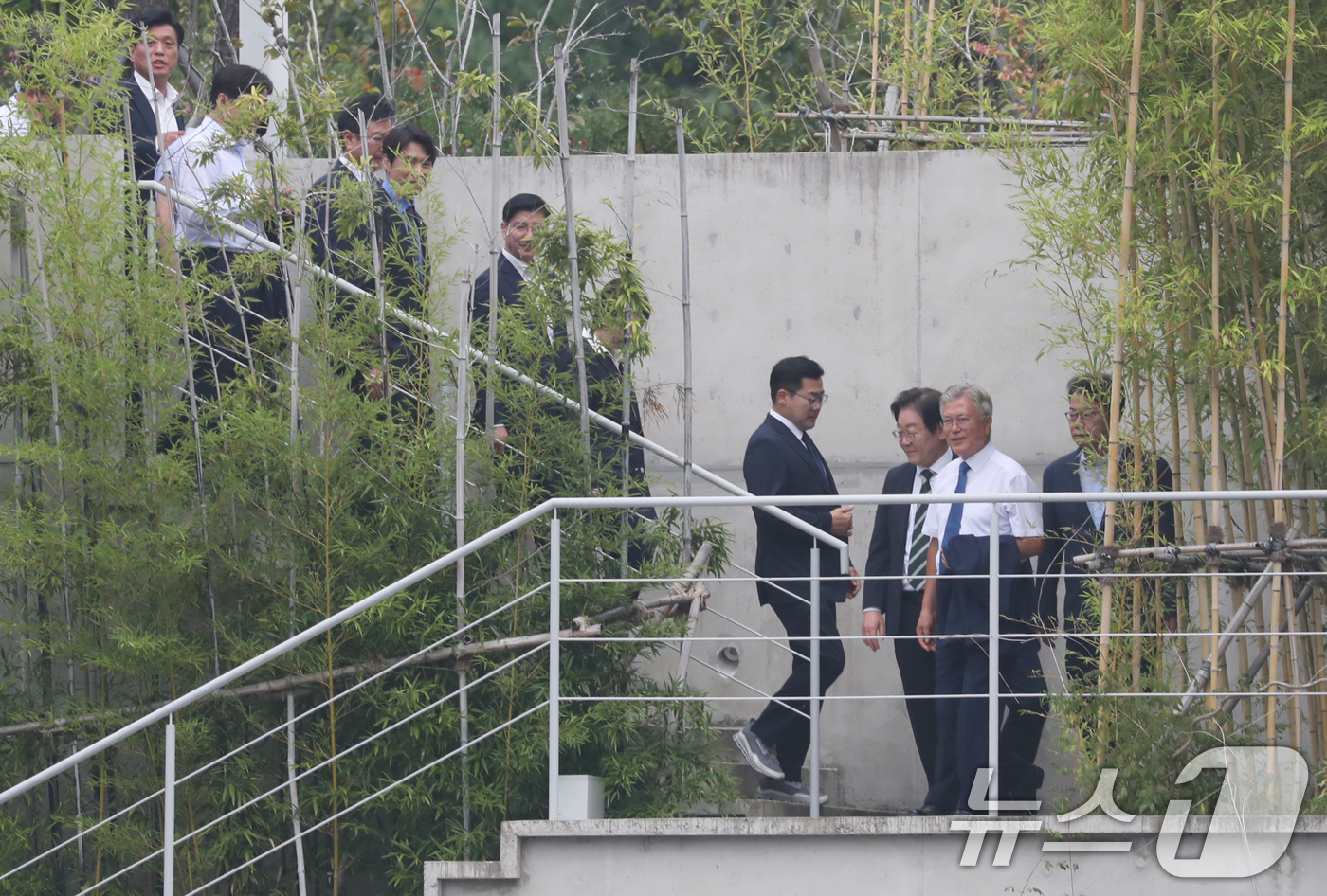 (양산=뉴스1) 윤일지 기자 = 이재명 더불어민주당 대표가 8일 오후 경남 양산시 하북면 평산마을 문재인 전 대통령 사저를 예방한 뒤 문 전 대통령과 사저를 나서며 대화하고 있다. …