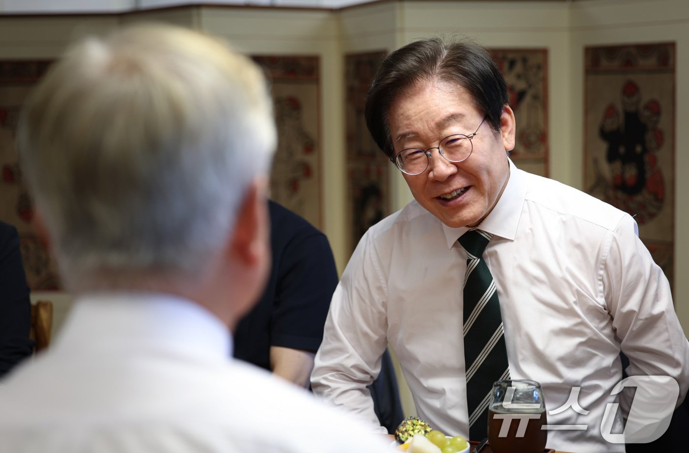 본문 이미지 - 이재명 더불어민주당 대표가 8일 오후 경남 양산시 하북면 평산마을에서 문재인 전 대통령을 예방하고 있다. (더불어민주당 제공) 2024.9.8/뉴스1 ⓒ News1 김민지 기자