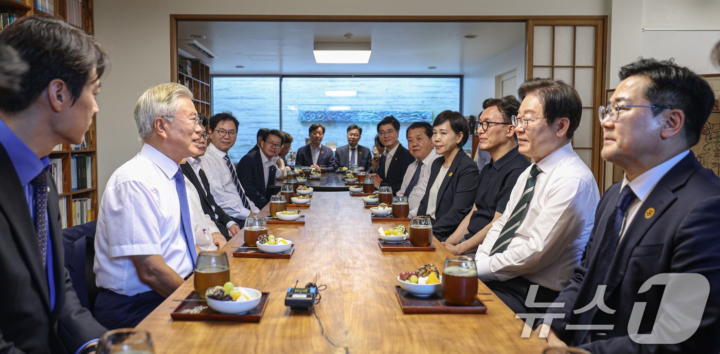 이재명 더불어민주당 대표가 8일 오후 경남 양산시 하북면 평산마을에서 문재인 전 대통령을 예방하고 있다. &#40;더불어민주당 제공&#41; 2024.9.8/뉴스1 ⓒ News1 김민지 기자