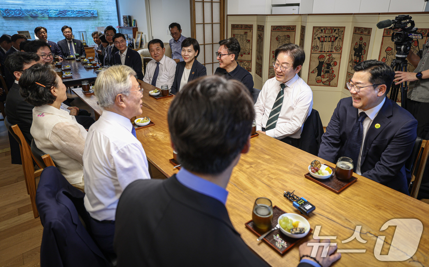 (서울=뉴스1) 김민지 기자 = 이재명 더불어민주당 대표가 8일 오후 경남 양산시 하북면 평산마을에서 문재인 전 대통령을 예방하고 있다. (더불어민주당 제공) 2024.9.8/뉴스 …