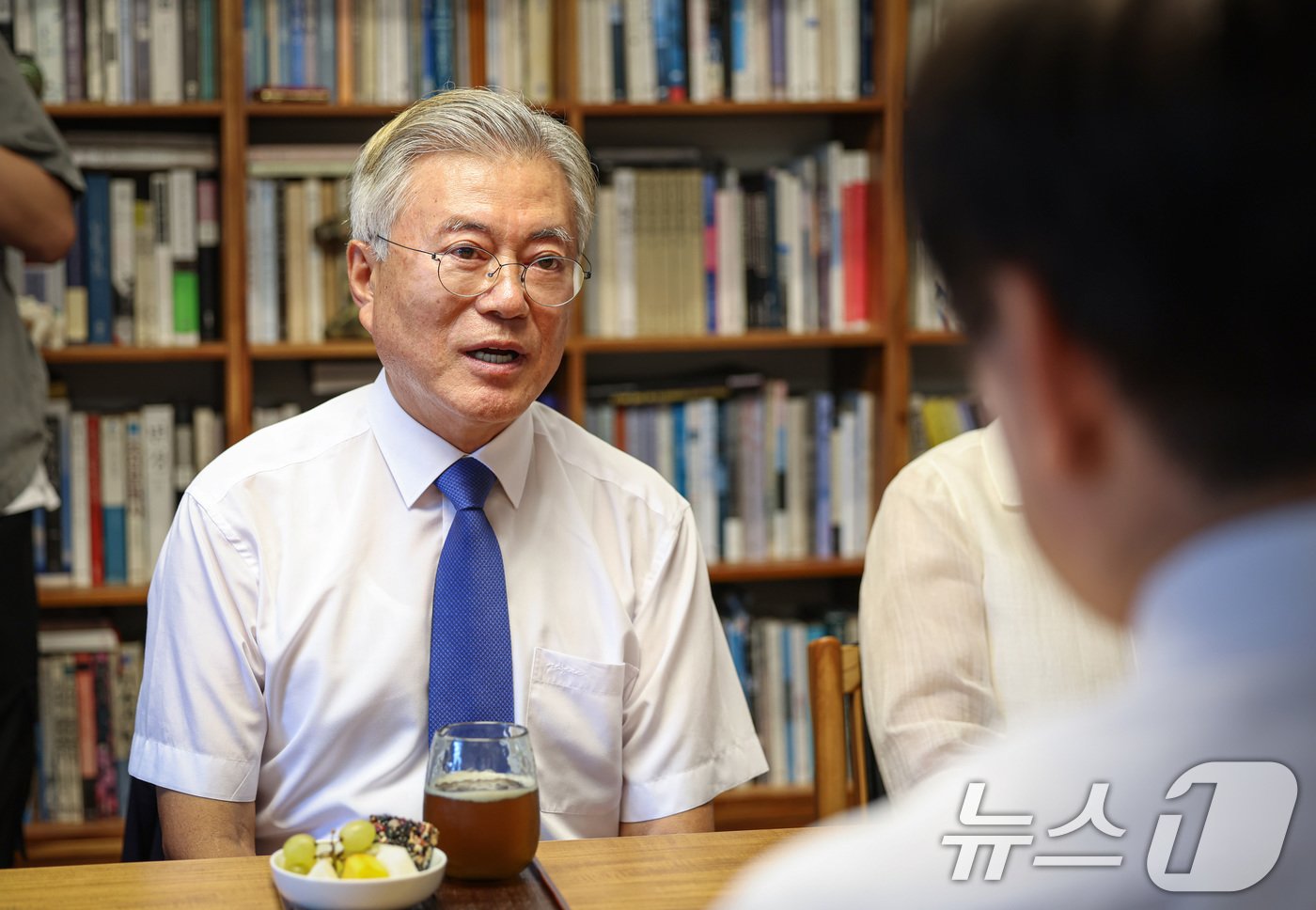 본문 이미지 - 문재인 전 대통령이 8일 오후 경남 양산시 하북면 평산마을에서 이재명 더불어민주당 대표와 대화하고 있다. (더불어민주당 제공) 2024.9.8/뉴스1 ⓒ News1 김민지 기자