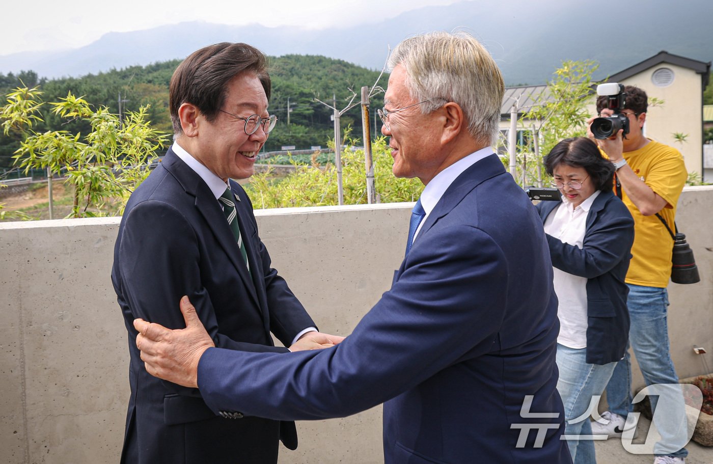 본문 이미지 - 이재명 더불어민주당 대표가 8일 오후 경남 양산시 하북면 평산마을에서 문재인 전 대통령을 예방, 인사를 나누고 있다. &#40;더불어민주당 제공&#41; 2024.9.8/뉴스1 ⓒ News1 김민지 기자