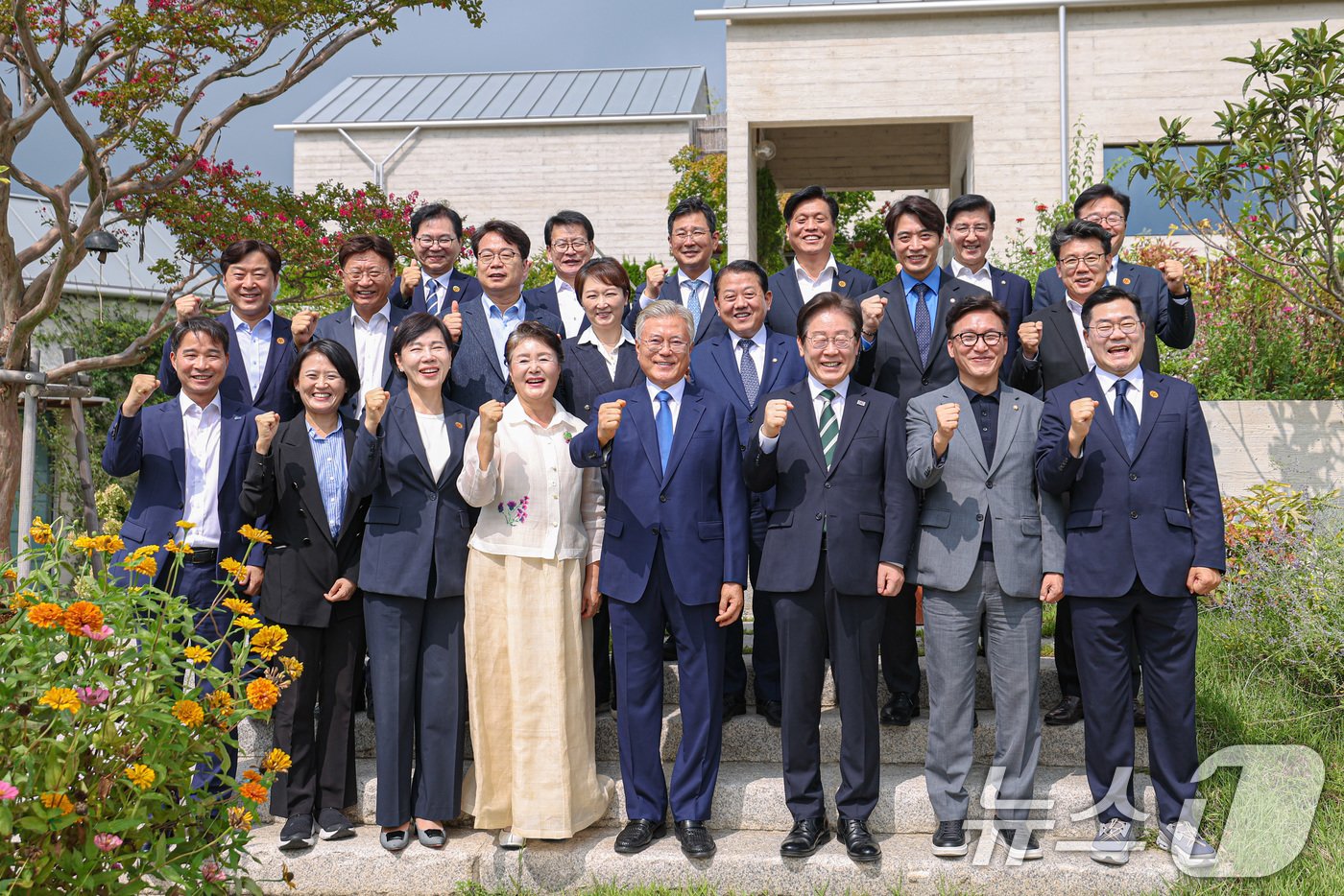 이재명 더불어민주당 대표를 비롯한 신임 지도부가 8일 오후 경남 양산시 하북면 평산마을에서 문재인 전 대통령과 부인 김정숙 여사 등과 기념촬영을 하고 있다. &#40;더불어민주당 제공&#41; 2024.9.8/뉴스1 ⓒ News1 김민지 기자