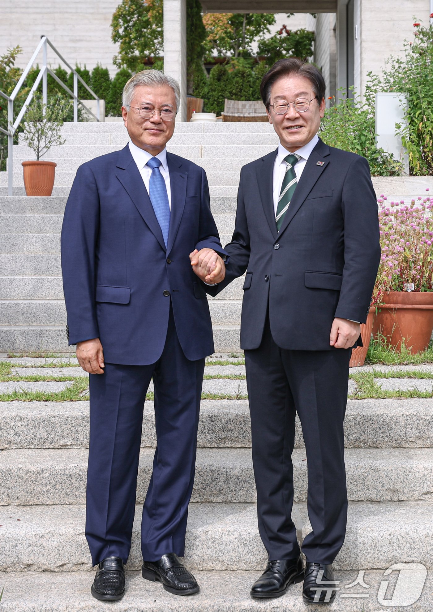 이재명 더불어민주당 대표가 8일 오후 경남 양산시 하북면 평산마을에서 문재인 전 대통령과 기념촬영을 하고 있다. &#40;더불어민주당 제공&#41; 2024.9.8/뉴스1 ⓒ News1 김민지 기자