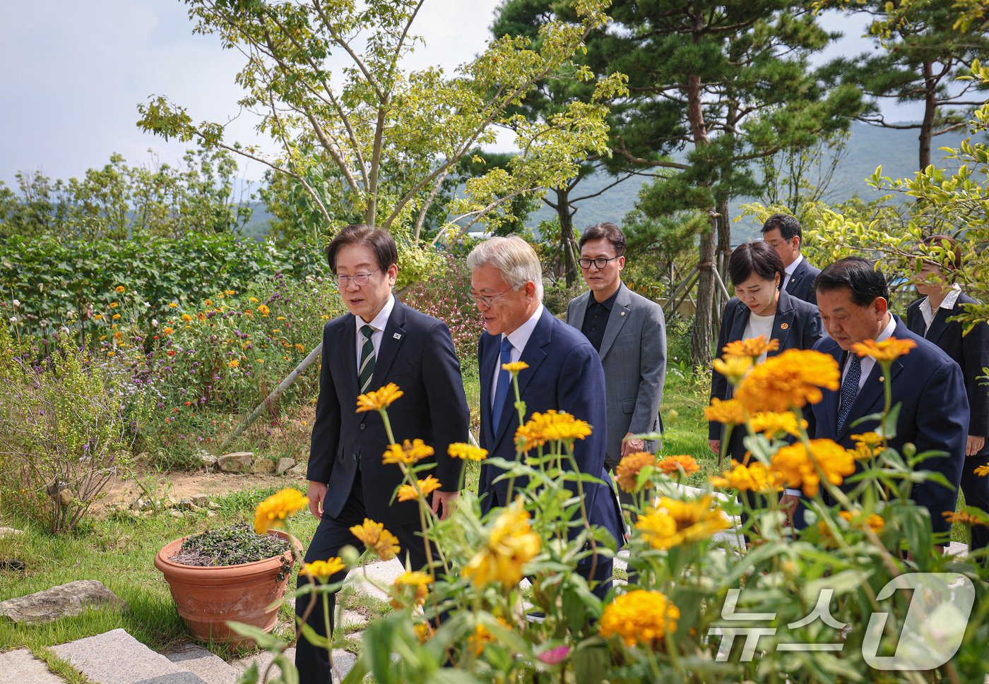 본문 이미지 - 이재명 더불어민주당 대표가 8일 오후 경남 양산시 하북면 평산마을에서 문재인 전 대통령을 예방, 대화하고 있다. (더불어민주당 제공) 2024.9.8/뉴스1 ⓒ News1 김민지 기자