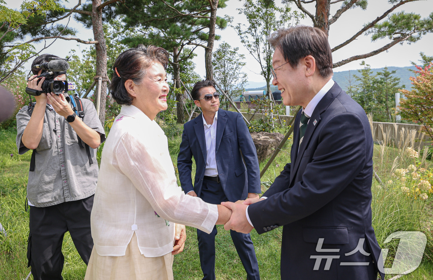 (서울=뉴스1) 김민지 기자 = 이재명 더불어민주당 대표가 8일 오후 경남 양산시 하북면 평산마을에서 문재인 전 대통령 부인 김정숙 여사와 인사하고 있다. (더불어민주당 제공) 2 …