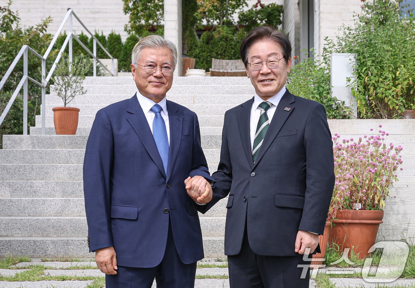 이재명 더불어민주당 대표가 8일 오후 경남 양산시 하북면 평산마을에서 문재인 전 대통령과 기념촬영을 하고 있다. &#40;더불어민주당 제공&#41; 2024.9.8/뉴스1 ⓒ News1 김민지 기자