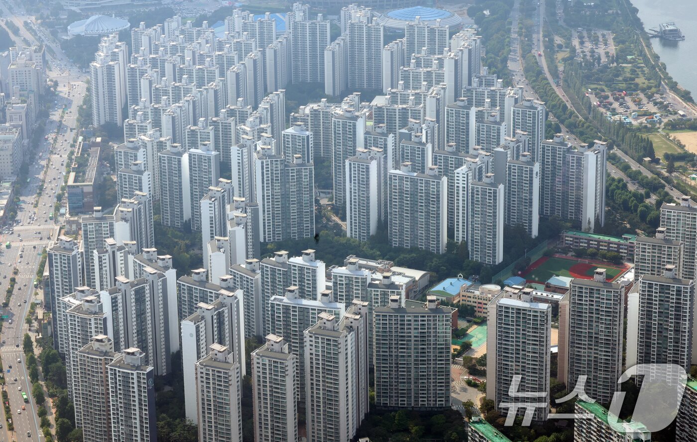 본문 이미지 - 서울 송파구 롯데월드타워 서울스카이에서 아파트 단지가 보이고 있다. ⓒ News1 박정호 기자