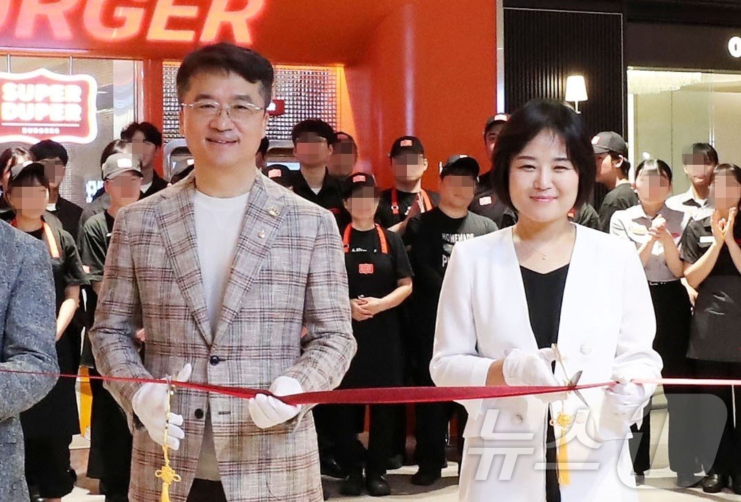 본문 이미지 - 박현종 전 bhc그룹 회장(왼쪽)과 윤다예 신임 MFG코리아 대표.(뉴스1 DB)