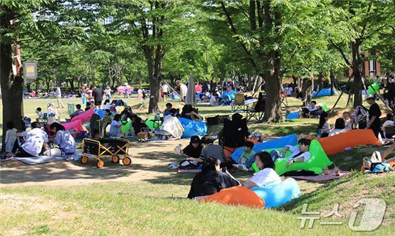 잔디밭 도서관 행사에서 시민들이 책을 읽고 있다&#40;부산시청 제공&#41;