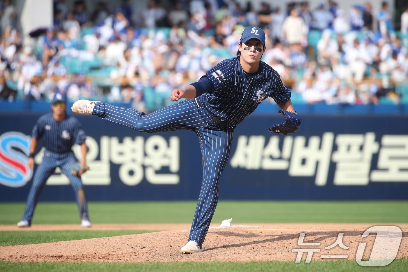 8일 오후 대구 삼성라이온즈파크에서 열린 프로야구 &#39;2024 신한 SOL 뱅크 KBO리그&#39; NC 다이노스와 삼성 라이온즈의 경기, 삼성이 5대 0으로 앞선 6회초 선발투수 원태인이 역투하고 있다. 2024.9.8/뉴스1 ⓒ News1 공정식 기자