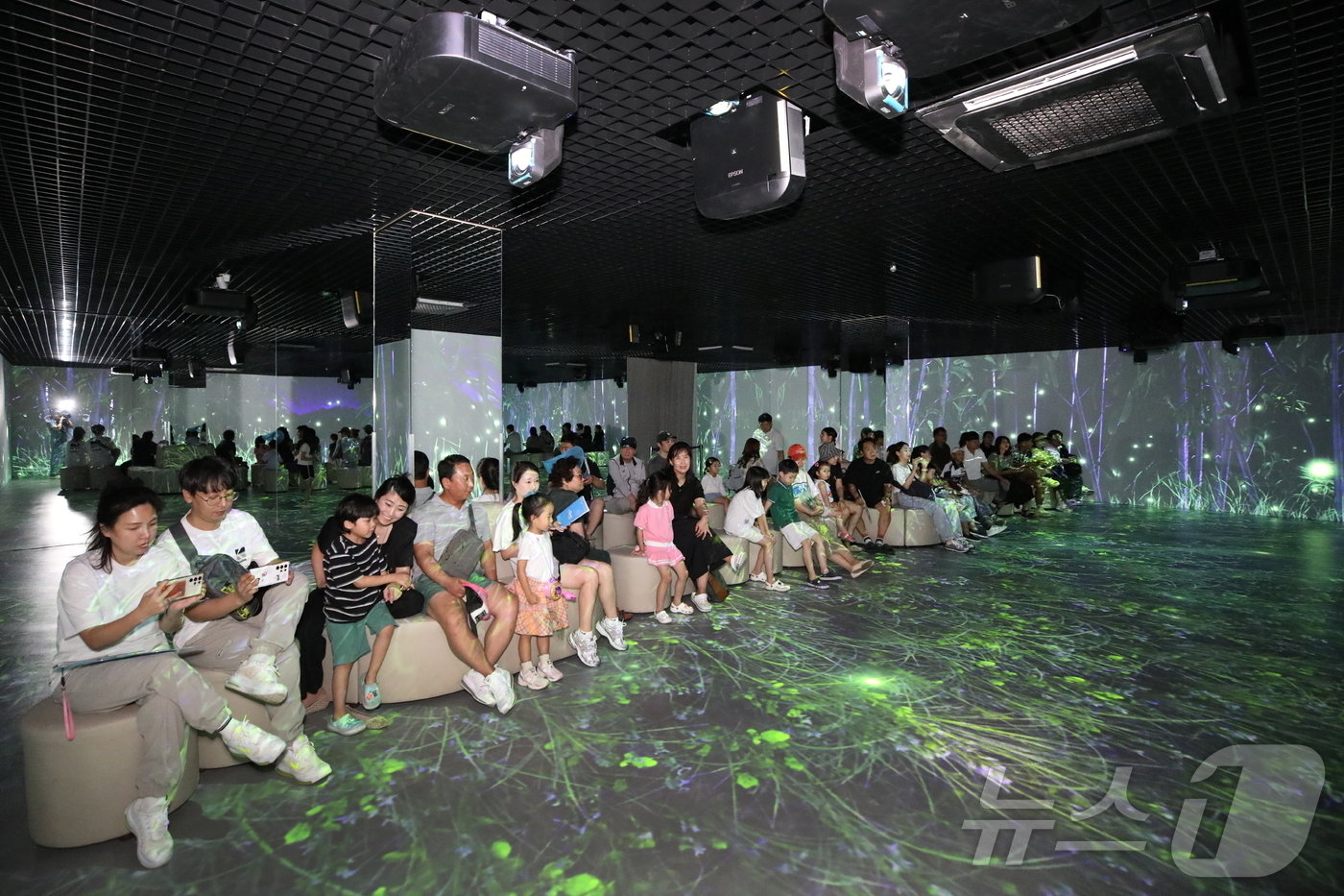 본문 이미지 - 반딧불미디어아트영상관(무주군 제공)/뉴스1