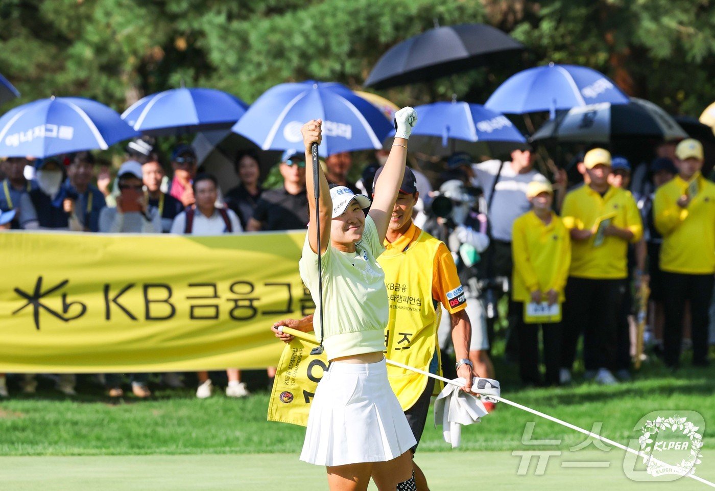 본문 이미지 - KB챔피언십 우승을 확정 지은 뒤 기뻐하는 유현조. (KLPGT 제공)