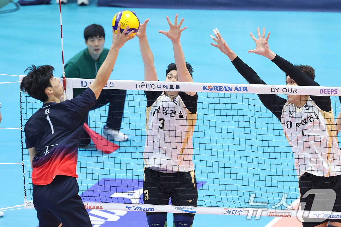 본문 이미지 - 8일 오후 경기 수원체육관에서 열린 2024 한국-이탈리아 남자배구 글로벌 슈퍼매치 수원대회 베로 발리 몬차와 팀 코보 올스타의 경기에서 노재우과김규민이 이우진의 공격을 막고 있다. 2024.9.8/뉴스1 ⓒ News1 신웅수 기자