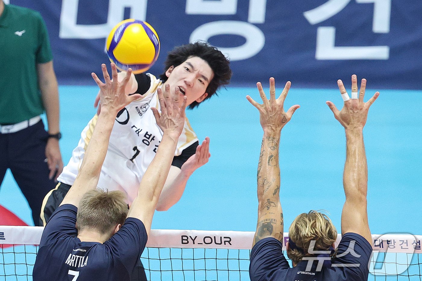 본문 이미지 - 8일 오후 경기 수원체육관에서 열린 2024 한국-이탈리아 남자배구 글로벌 슈퍼매치 수원대회 베로 발리 몬차와 팀 코보 올스타의 경기에서 허수봉이 스파이크 공격을 하고 있다. 2024.9.8/뉴스1 ⓒ News1 신웅수 기자