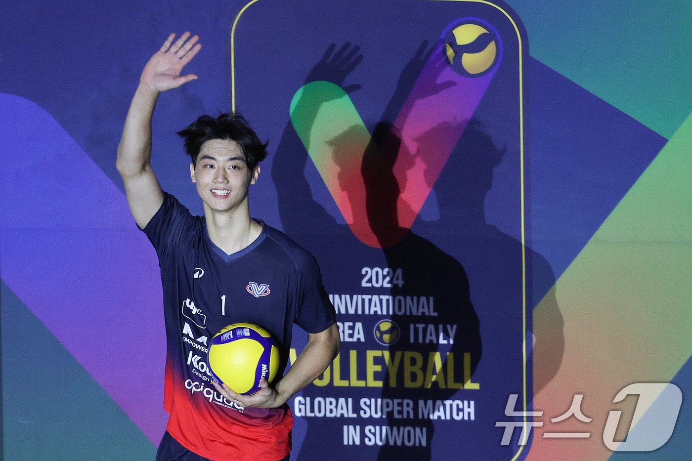 본문 이미지 - 8일 오후 경기 수원체육관에서 열린 2024 한국-이탈리아 남자배구 글로벌 슈퍼매치 수원대회 베로 발리 몬차와 팀 코보 올스타의 경기에서 이우진이 입장하고 있다. 2024.9.8/뉴스1 ⓒ News1 신웅수 기자