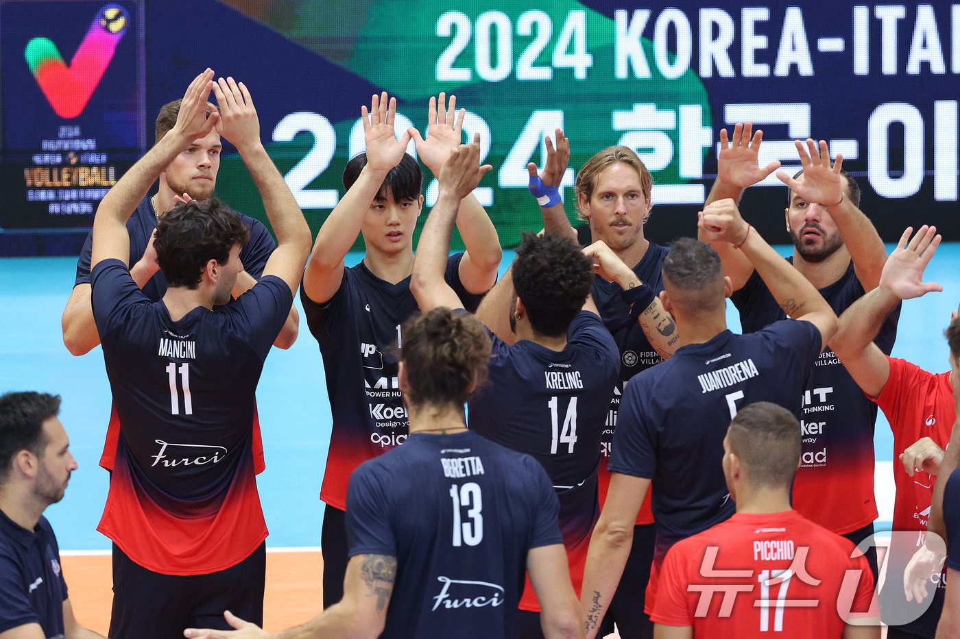 본문 이미지 - 8일 오후 경기 수원체육관에서 열린 2024 한국-이탈리아 남자배구 글로벌 슈퍼매치 수원대회 베로 발리 몬차와 팀 코보 올스타의 경기에서 이우진이 동료 선수들을 격려하고 있다. 이날 경기는 팀 코보 올스타가 3대 0으로 승리했다. 2024.9.8/뉴스1 ⓒ News1 신웅수 기자