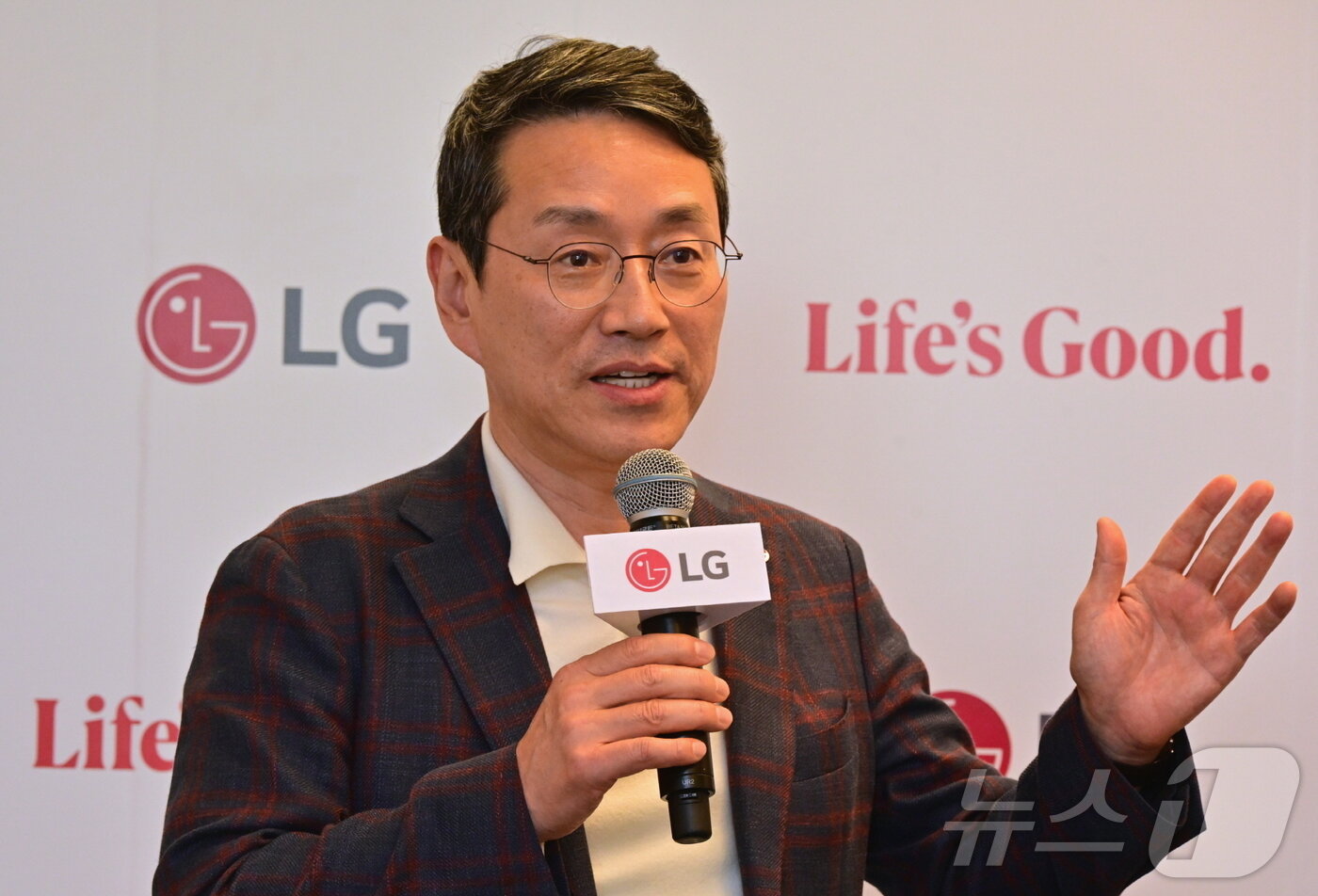 본문 이미지 - 조주완 LG전자 최고경영자(CEO)가 유럽 최대 가전전시회 \'IFA 2024\' 개막 첫날인 6일(현지시간) 독일 베를린 메세 베를린 전시관에서 열린 기자간담회에서 발언하고 있다.(LG전자 제공) 2024. 9. 6/뉴스1 ⓒ News1 한재준 기자