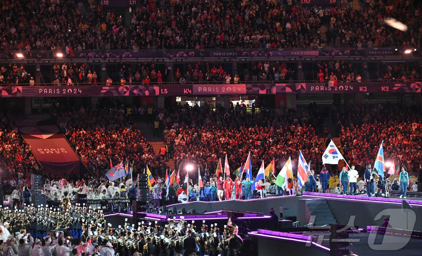 본문 이미지 - 9일(한국시간) 프랑스 생드니 스타드 드 프랑스에서 열린 2024 파리 패럴림픽 폐회식에서 기수 최용범이 입장하고 있다. 2024.9.9/뉴스1 ⓒ News1 사진공동취재단