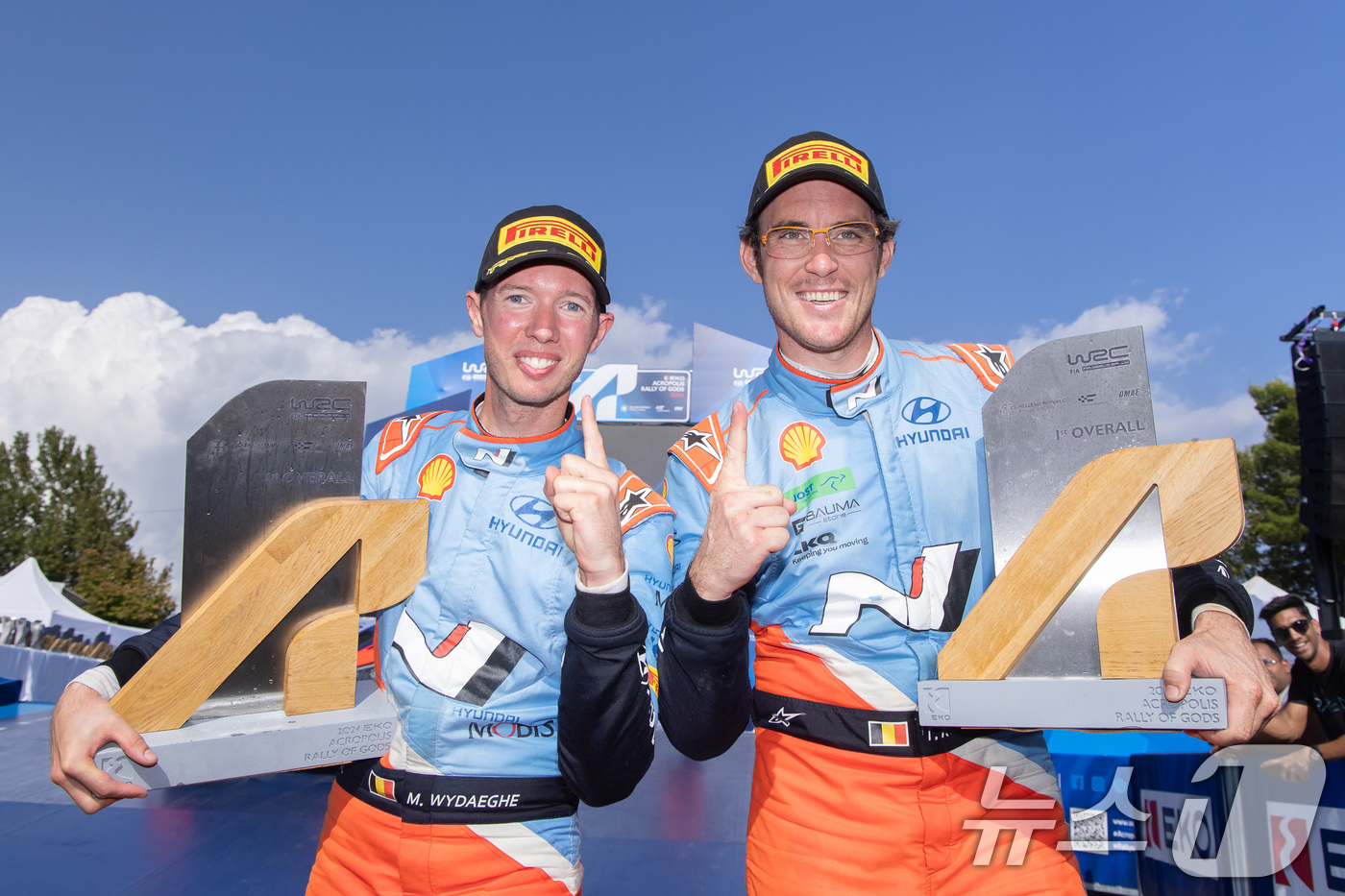 (서울=뉴스1) = 현대자동차는 그리스 라미아에서 열린 '2024 WRC(월드랠리챔피언십)' 시즌 10라운드에서 현대차 월드랠리팀 참가선수 전원이 1, 2, 3위를 석권하는 트리플 …