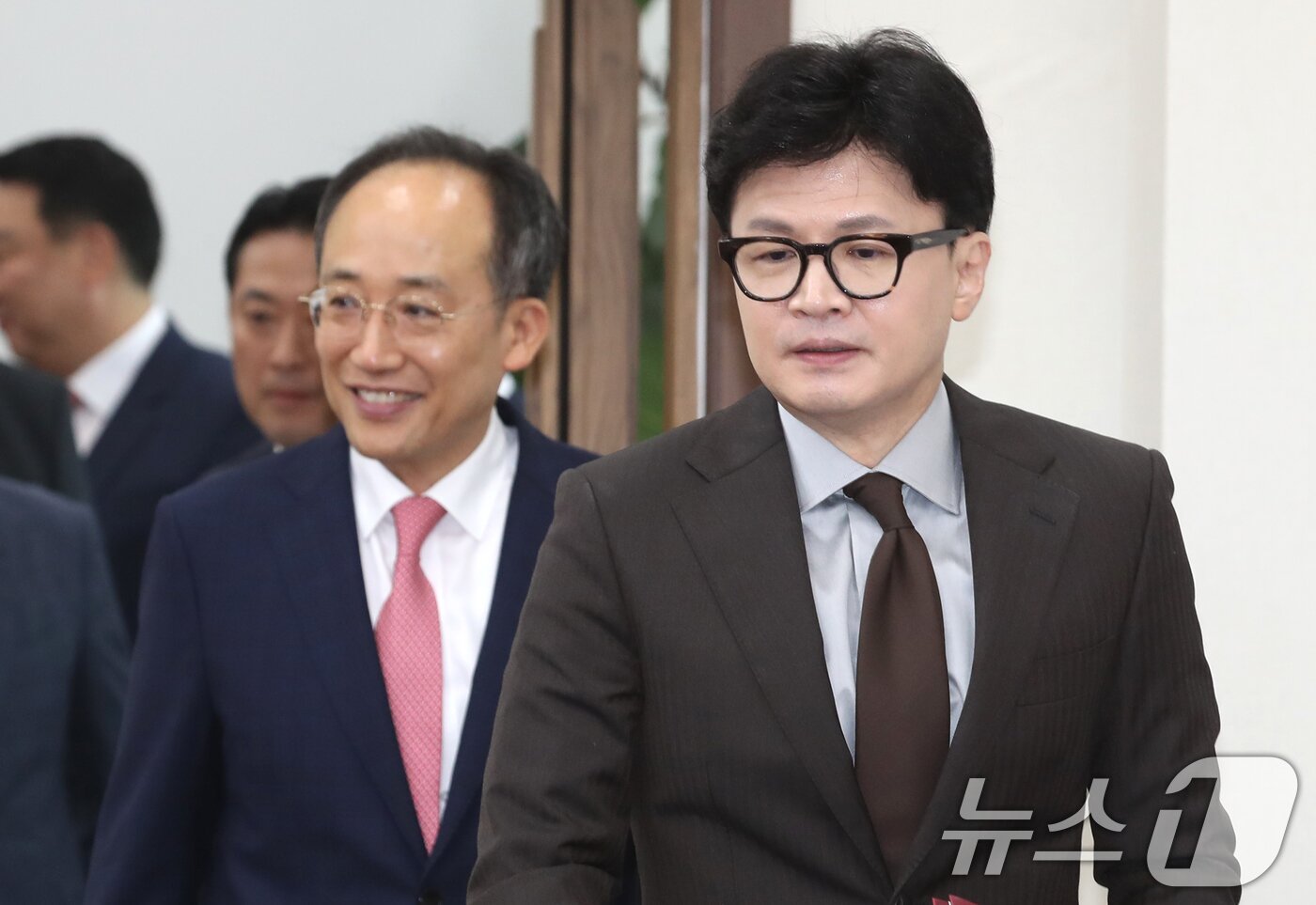 본문 이미지 - 한동훈 국민의힘 대표와 추경호 원내대표가 9일 오전 서울 여의도 국회에서 열린 최고위원회의에 참석하고 있다. 2024.9.9/뉴스1 ⓒ News1 이광호 기자