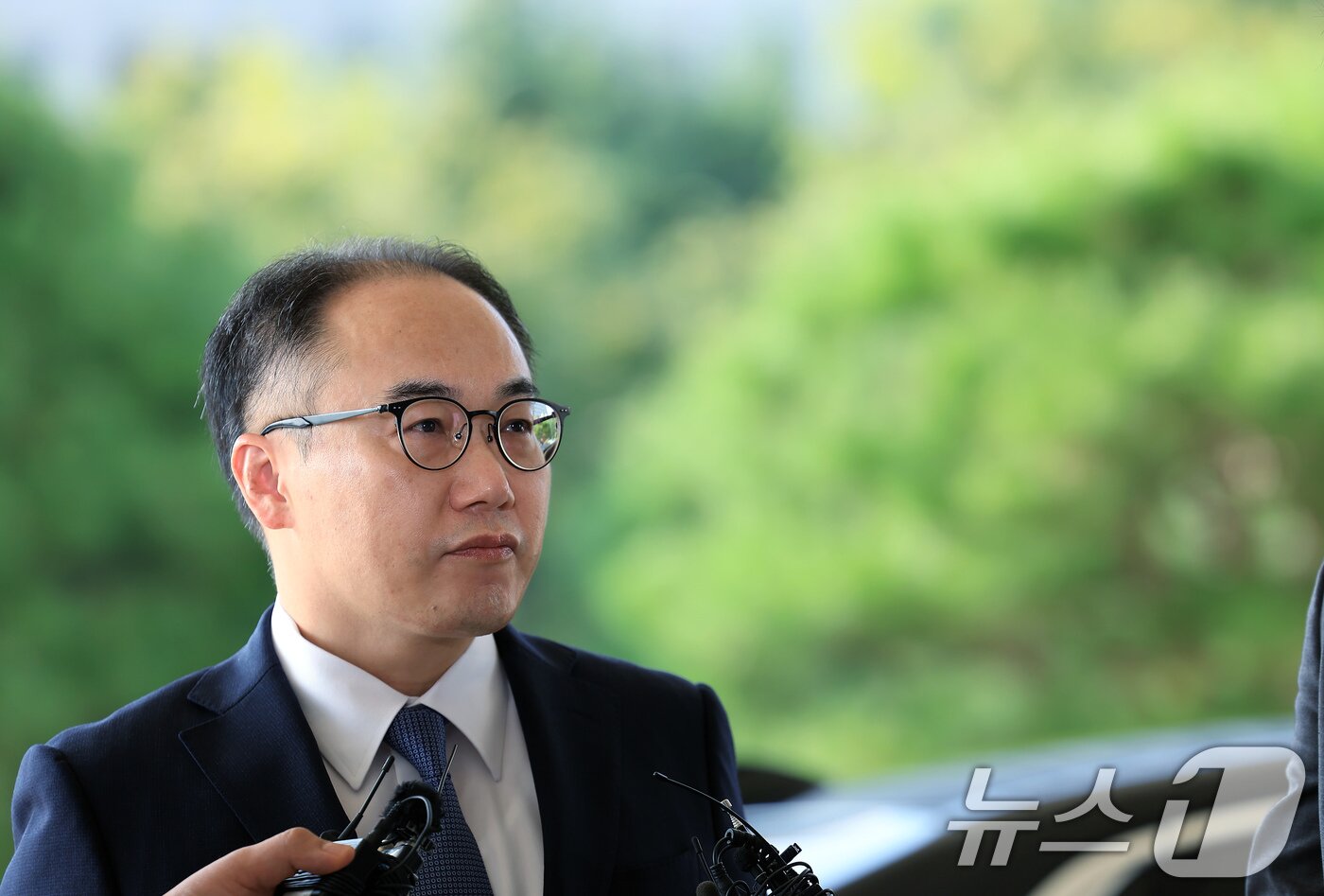 본문 이미지 - 이원석 검찰총장이 9일 오전 서울 서초동 대검찰청으로 출근하며 검찰 수사심의위원회의 의견에 대한 취재진의 질문을 듣고 있다. 2024.9.9/뉴스1 ⓒ News1 박정호 기자