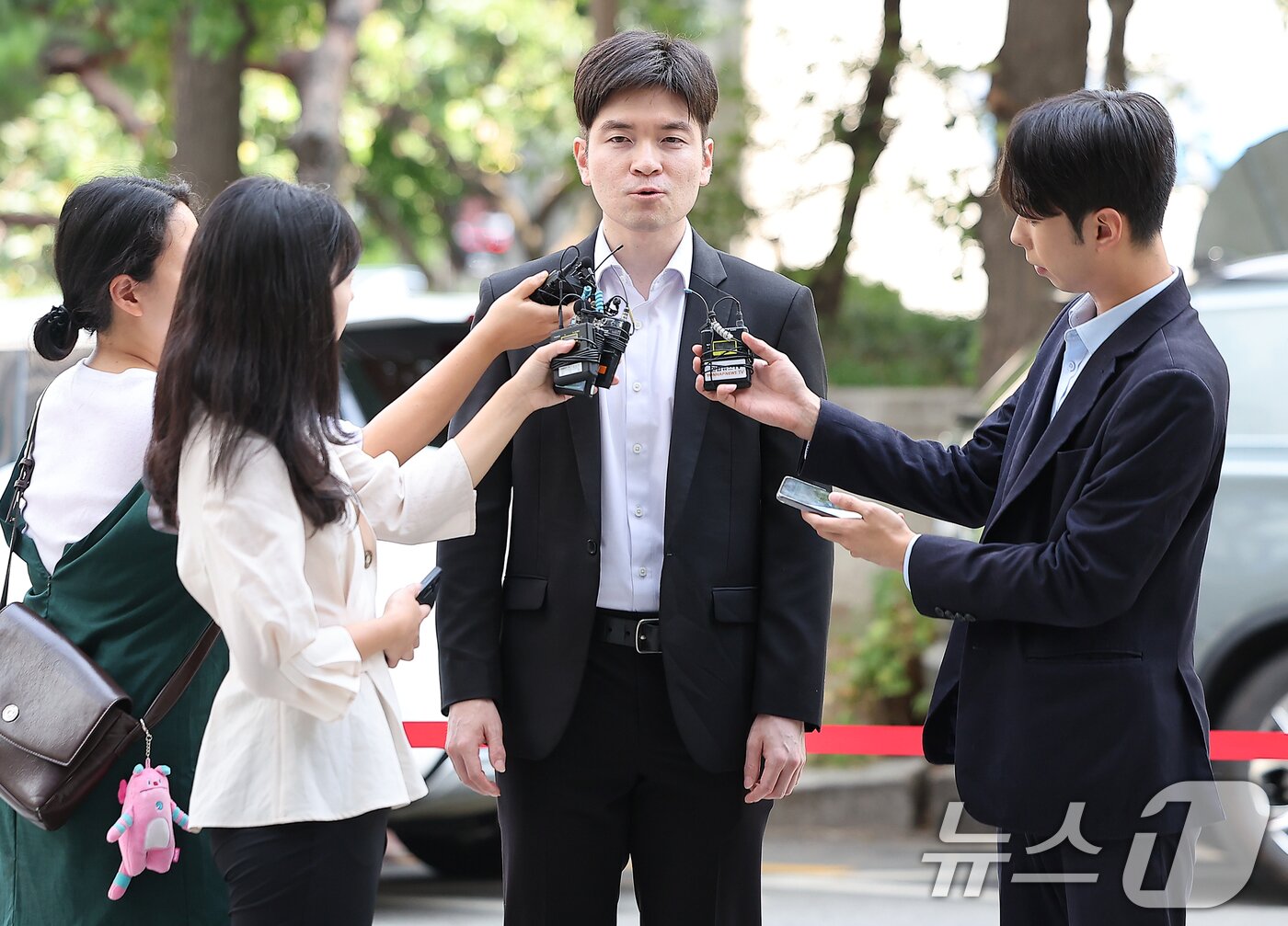 본문 이미지 - 김은식 세브란스병원 전공의 대표가 9일 오전 서울 마포구 서울경찰청 광역수사단에서 대한의사협회(의협) 전·현직 간부들의 의료법 위반 방조 혐의 관련 참고인 조사에 참고인 신분으로 출석하며 취재진 질문에 답변하고 있다. 2024.9.9/뉴스1 ⓒ News1 김진환 기자
