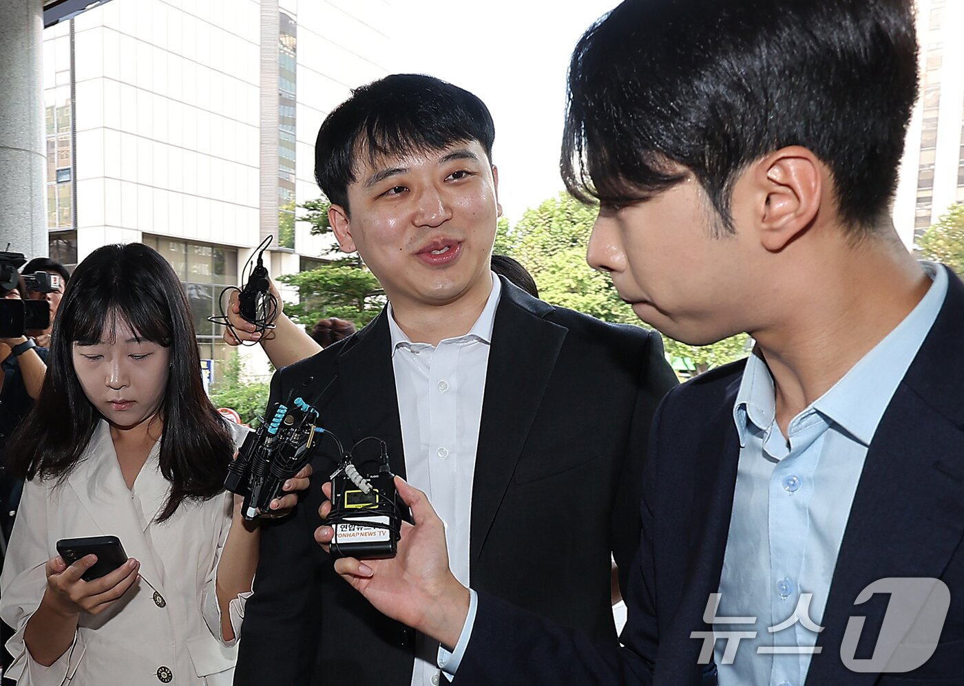 본문 이미지 - 한성존 서울아산병원 전공의 대표가 9일 오전 서울 마포구 서울경찰청 광역수사단에서 대한의사협회(의협) 전·현직 간부들의 의료법 위반 방조 혐의 관련 참고인 조사에 참고인 신분으로 출석하며 취재진 질문에 답변하고 있다. 2024.9.9/뉴스1 ⓒ News1 김진환 기자