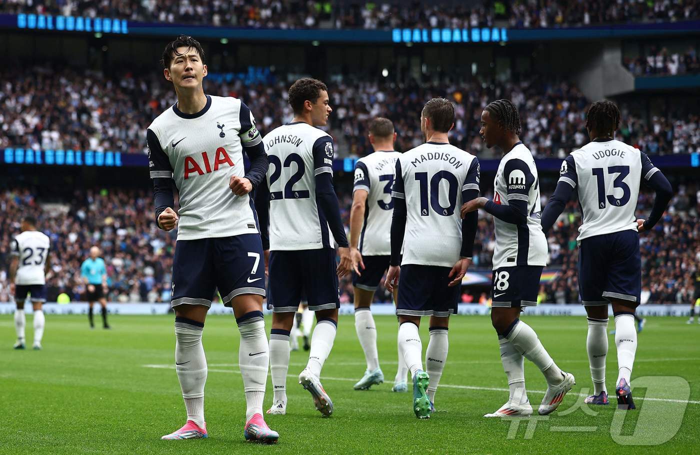 본문 이미지 - 토트넘 홋스퍼의 손흥민(왼쪽)과 선수들ⓒ AFP=뉴스1