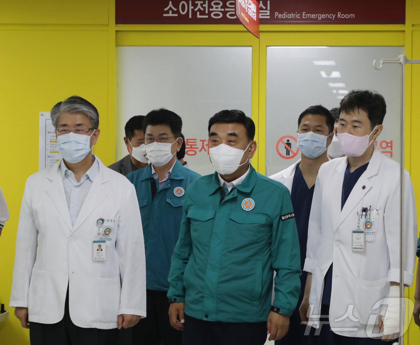 본문 이미지 - 김두겸 울산시장이 9일 추석을앞두고 울산대학교병원을 찾아 응급의료체계 격려 및 응급의료대응체계 유지를 당부하며 응급의료센터를 둘러보고 있다.2024.9.9/뉴스1 ⓒ News1 김지혜 기자