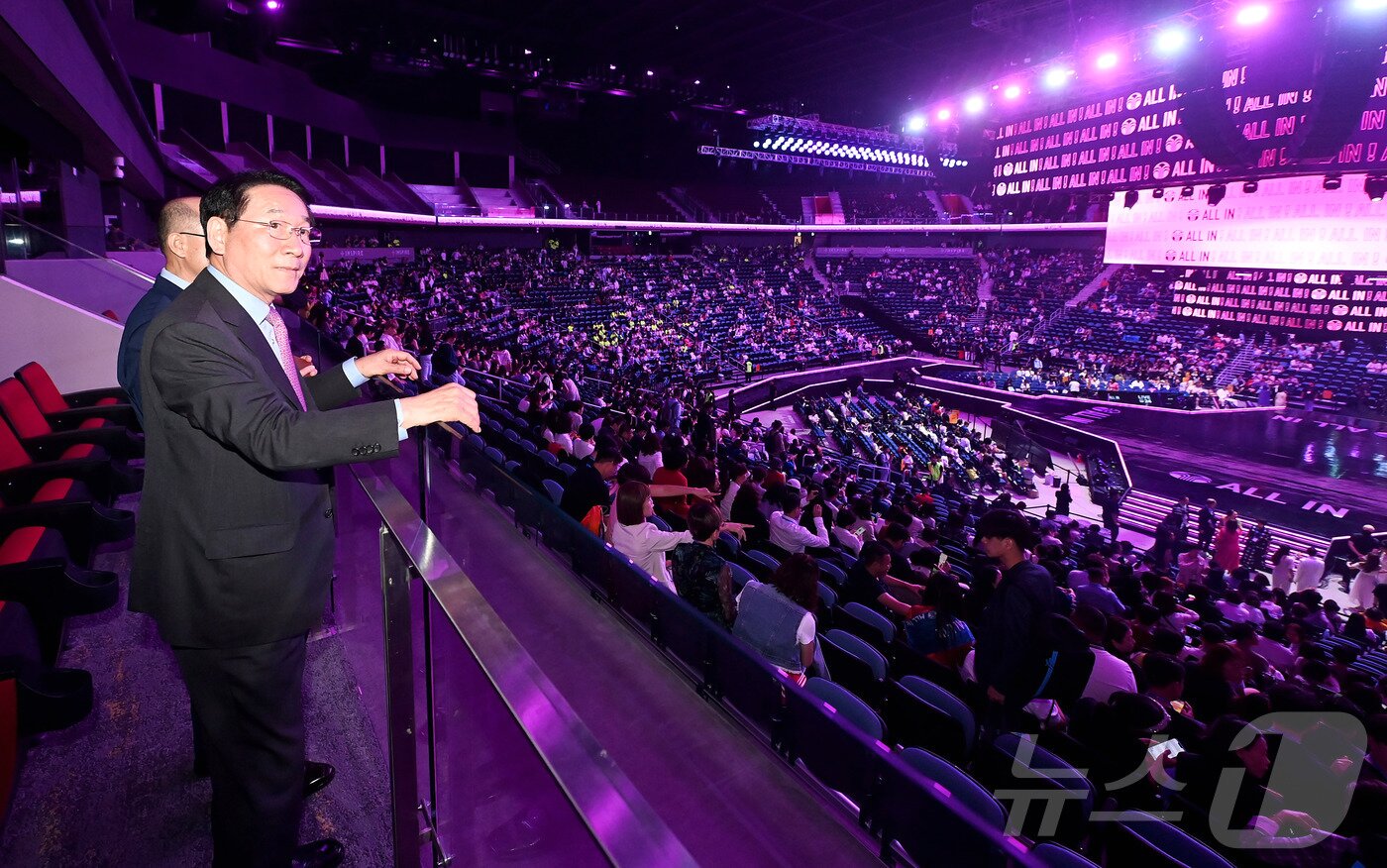 본문 이미지 - 유정복 인천광역시장이 6일 중구 인스파이어 아레나에서 열린 '뉴스킨 글로벌 라이브 인천' 행사장을 살펴보고 있다.(인천시 제공) /뉴스1