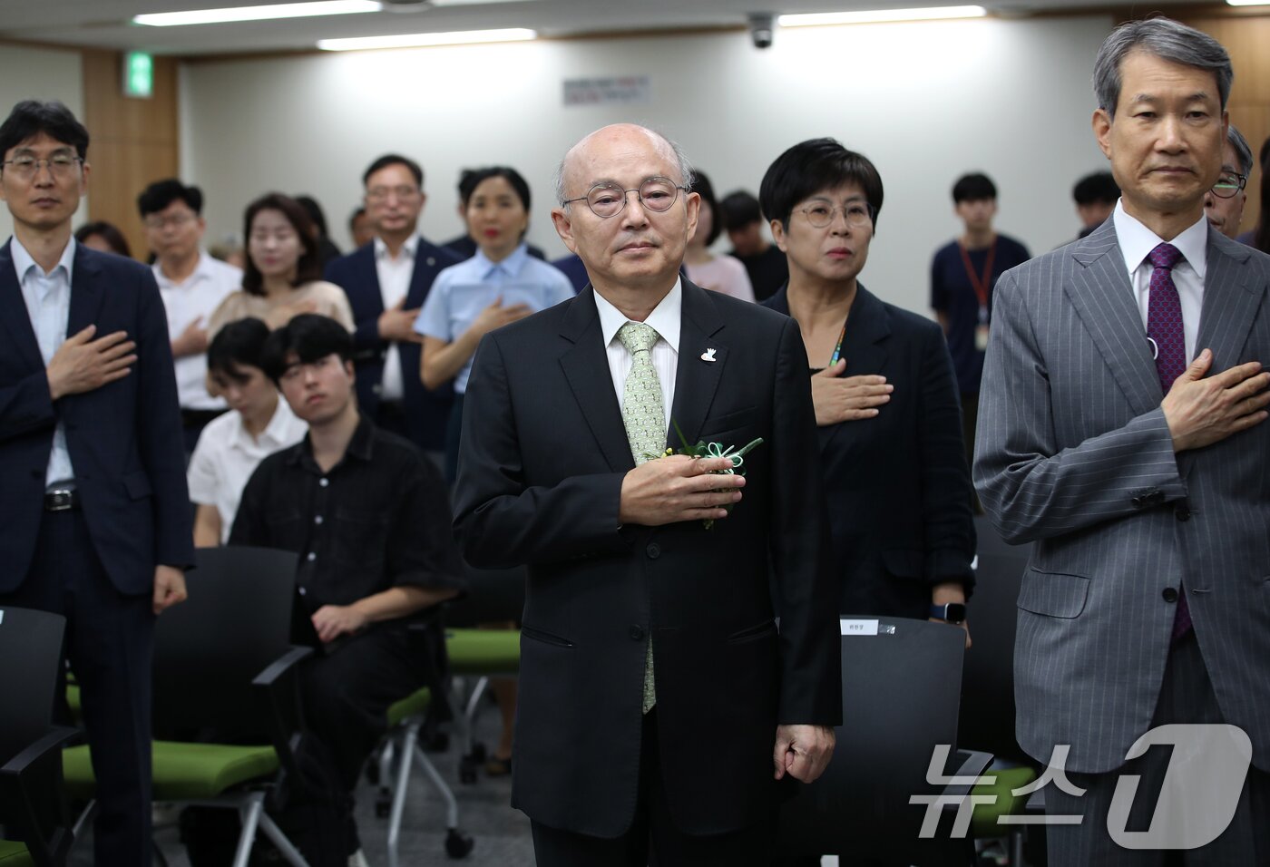 본문 이미지 - 안창호 신임 국가인권위원장이 9일 오전 서울 중구 인권위 인권교육센터에서 열린 취임식에서 국기에 경례하고 있다. 안 위원장은 사법연수원 14기를 수료한 뒤 서울지검 검사, 법무부 법무실 인권과 검사, 대전지검 검사장, 서울고검 검사장, 헌재 재판관, 법무법인 화우 고문변호사 등을 역임했다. 안 위원장의 임기는 2027년 9월 5일까지다. 2024.9.9/뉴스1 ⓒ News1 오대일 기자