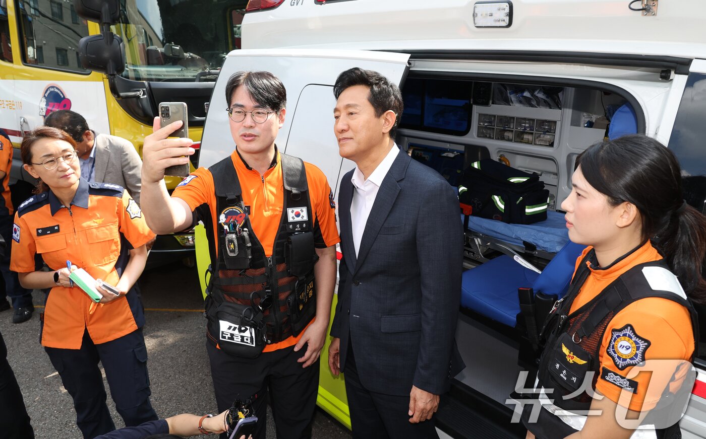 본문 이미지 - 오세훈 서울시장이 9일 오전 의료공백 장기화에 따른 현장 구급대원 격려 차 서울 중구 중부소방서 회현119 안전센터를 방문해 응급실 의사와 화상통화를 하고 있다. 2024.9.9/뉴스1 ⓒ News1 김명섭 기자